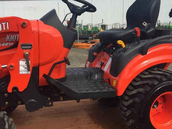 CS_2210_2.jpg CS2210 Kioti Tractor And SL2410 Loader