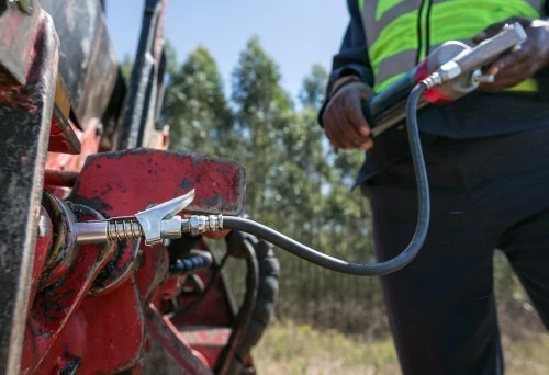 LOCK_N_LUBE_IN_USE.jpg Cowlitz River Rigging Lock N Lube